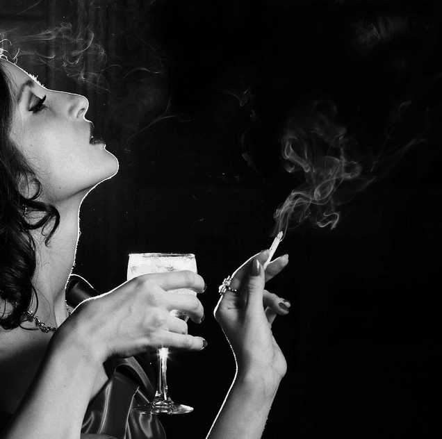 GRAN GALA MICRORRELATISTA. RONDA 11. Prepárense su bebida favorita y enciendan un cigarrillo para empezar... Smoking_woman_seamless_animated_gif_by_shadedancer619-dakulmo
